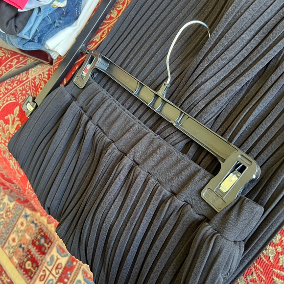 Pleated pants by Danna Karan - Picture 4 of 4